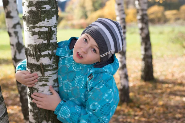 Boy in autumn park — Stock Photo, Image