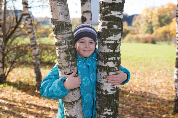 Boy in autumn park — Stock Photo, Image