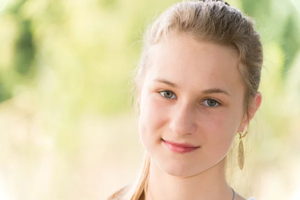 Porträt eines Teenie-Mädchens über die Natur — Stockfoto