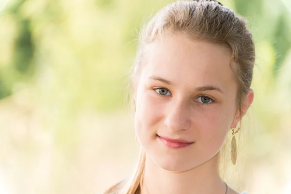 Retrato de una adolescente sobre la naturaleza — Foto de Stock