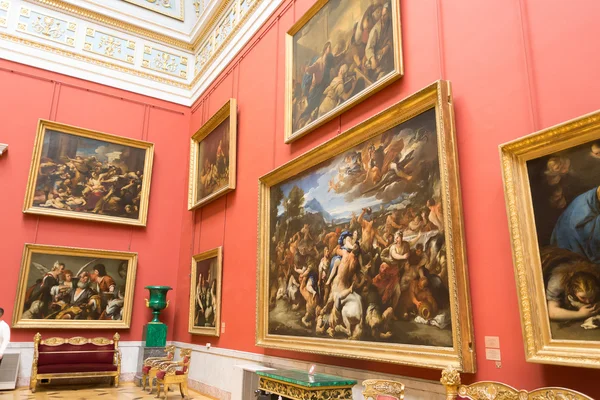 俄罗斯。圣彼得堡冬宫博物馆。17-18 世纪的意大利艺术的大厅. — 图库照片