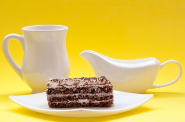 Sarı bir arka plan üzerinde çikolatalı kek