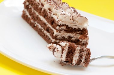 Sarı bir arka plan üzerinde çikolatalı kek