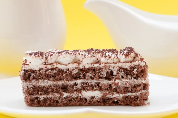 Tort czekoladowy na żółtym tle — Zdjęcie stockowe