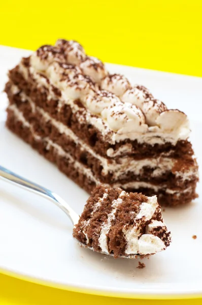 Gâteau au chocolat sur fond jaune — Photo
