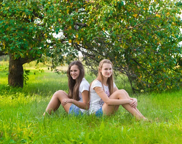 Duas meninas adolescentes no parque — Fotografia de Stock