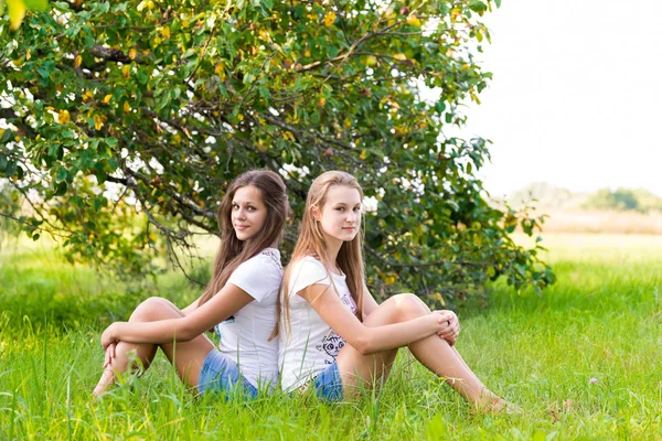 Zwei Teenager Mädchen im Park — Stockfoto