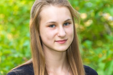 genç kız doğada dinleniyor