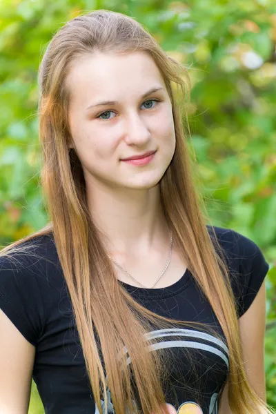 Giovane ragazza sta riposando in natura — Foto Stock