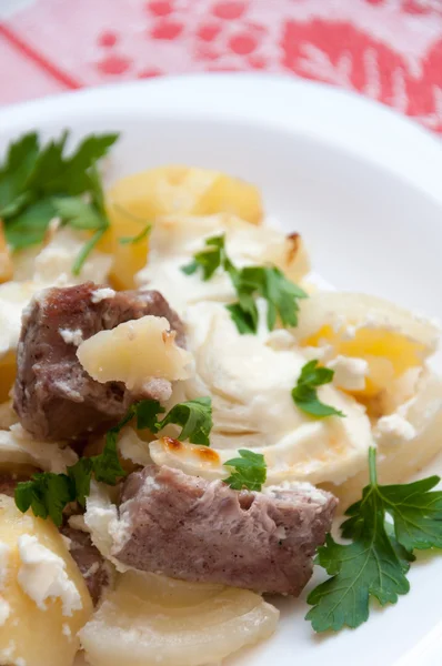 Pommes de terre cuites au four avec viande dans une sauce crémeuse — Photo