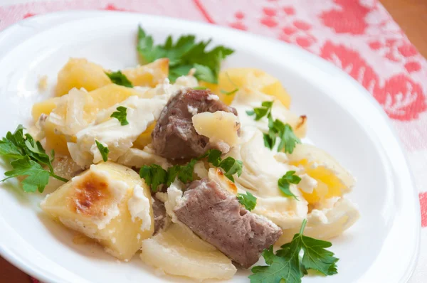 Pommes de terre cuites au four avec viande dans une sauce crémeuse — Photo