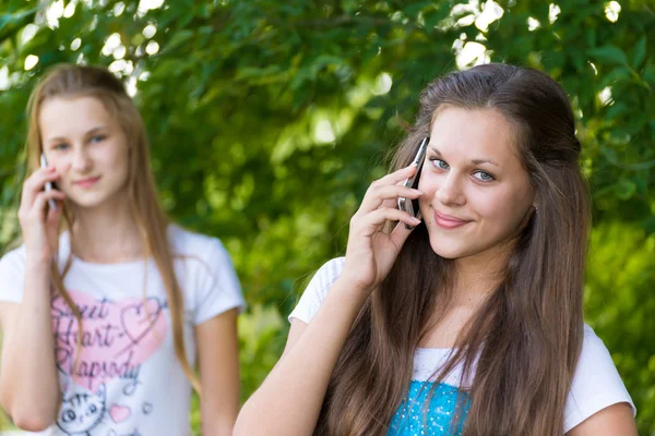 Έφηβος κορίτσια μιλάμε για κινητό τηλέφωνο — Φωτογραφία Αρχείου