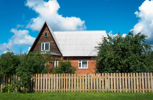 Una casa de campo moderna en Rusia — Foto de Stock