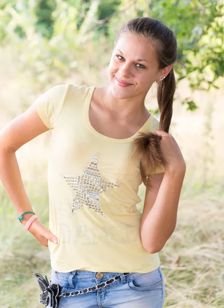 Chica 13 años en la naturaleza — Foto de Stock