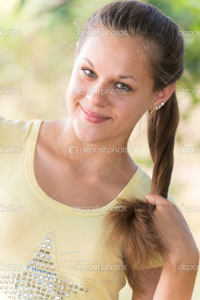 Mädchen 13 Jahre in der Natur Stockfotografie lizenzfreie Fotos