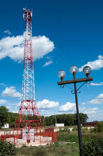 Torre de comunicaciones contra un cielo azul — Foto de Stock