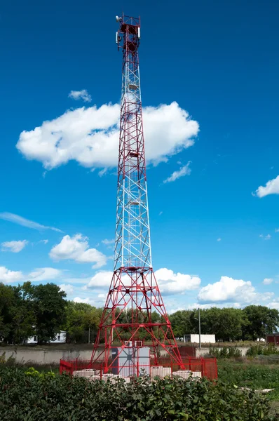 Torre de comunicaciones contra un cielo azul — Foto de Stock