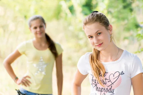 Two teen girls in nature — Stock Photo, Image