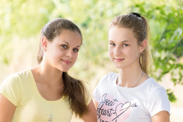 Two teen girls in nature — Stock Photo, Image
