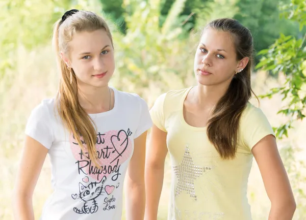 Due ragazze adolescenti in natura — Foto Stock