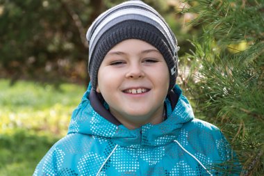 bir çam Parkı içinde bir oğlan