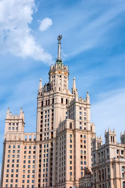 Rascacielos Stalin en el paseo marítimo de Moscú, Rusia — Foto de Stock