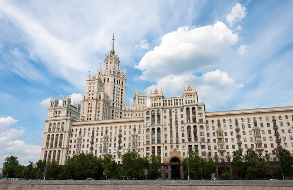 Сталинский небоскреб на набережной в Москве — стоковое фото