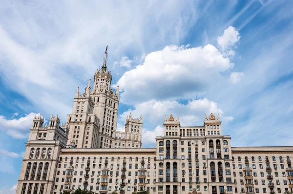 Rascacielos Stalin en el paseo marítimo de Moscú, Rusia — Foto de Stock