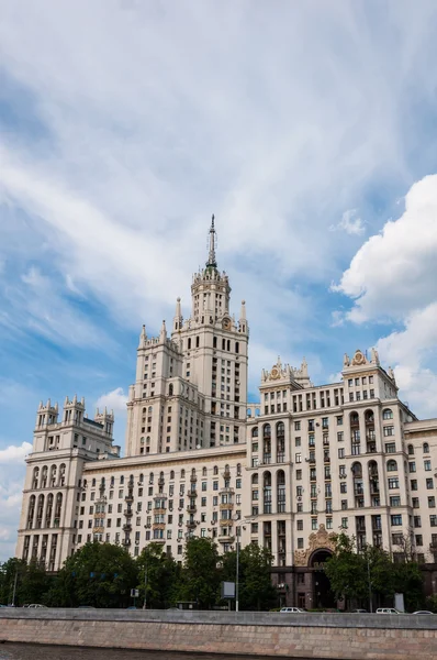 Rascacielos Stalin en el paseo marítimo de Moscú, Rusia — Foto de Stock