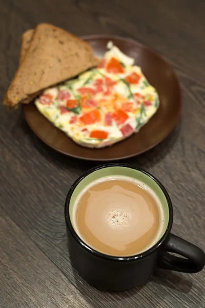 スクランブルエッグとコーヒーの朝食 — ストック写真