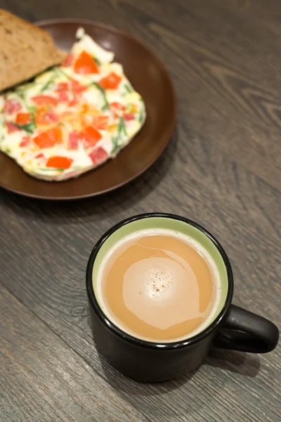 Petit déjeuner - œufs brouillés et café — Photo