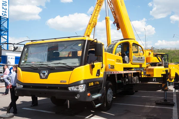 XGMA mobile crane on the exhibition "Construction Equipment and Technologies 2013" exhibition complex "Crocus Expo" in Moscow — Stock Photo, Image