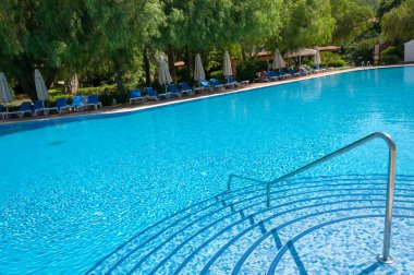 merdiven şeklinde havuzu girişinde