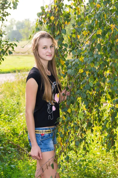 Teenie-Mädchen in der Nähe der Birke — Stockfoto