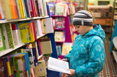 Çocuk bir kitap mağazasında seçer.