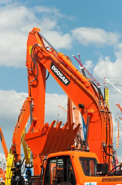 Excavadora Doosan en exposición "Construction Equipment and Technologies 2013" en el centro de exposiciones "Crocus Expo" en Moscú — Foto de Stock