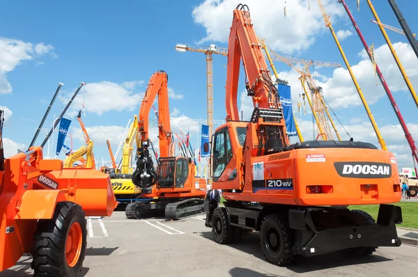 Doosan Koparka na wystawie "Budowa urządzeń i technologii 2013" wystawa złożona "crocus expo" w Moskwie — Zdjęcie stockowe