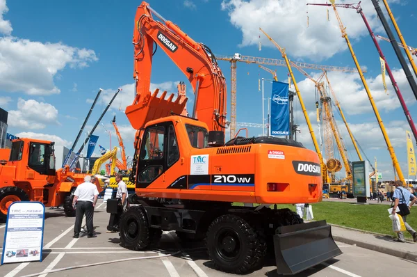 Doosan excavator on exhibition "Construction Equipment and Technologies 2013" exhibition complex "Crocus Expo" in Moscow — Stock Photo, Image
