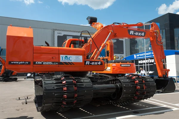 Doosan excavator on exhibition "Construction Equipment and Technologies 2013" in the exhibition center "Crocus Expo" in Moscow — Stock Photo, Image