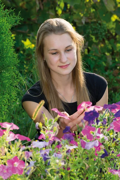 Adolescente sur fond de fleurs — Photo