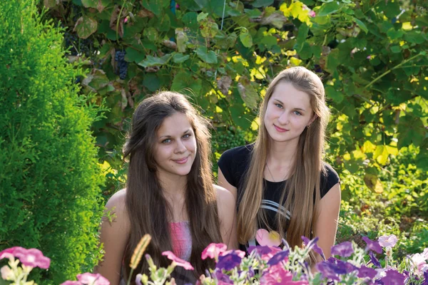 Meninas adolescentes em um fundo de flores — Fotografia de Stock