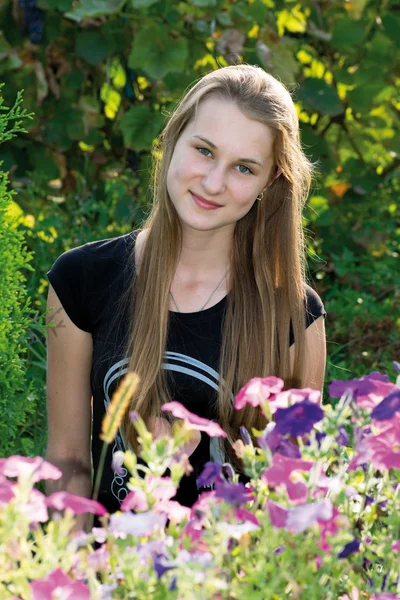 Έφηβος κορίτσι σε φόντο των λουλουδιών — Φωτογραφία Αρχείου