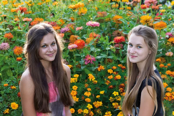 Meninas adolescentes em um fundo de flores — Fotografia de Stock