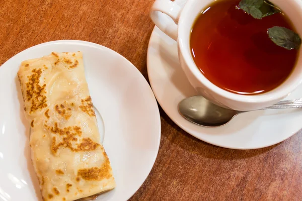 ミントと紅茶といちごジャムのパンケーキ — ストック写真