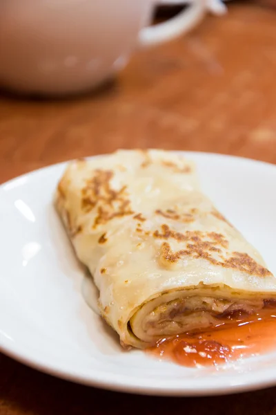 Panqueques con mermelada de fresa y té con menta — Foto de Stock