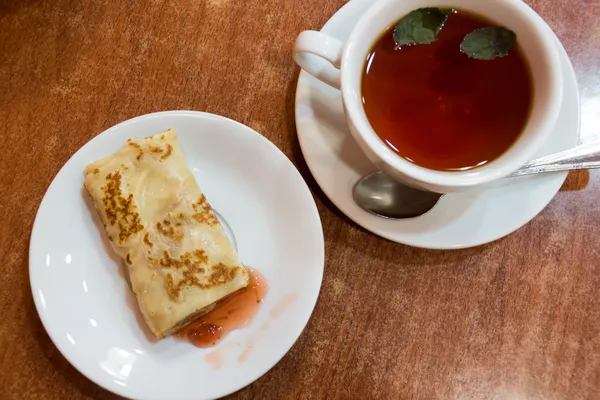 Τηγανίτες με μαρμελάδα φράουλα και τσάι με μέντα — Φωτογραφία Αρχείου