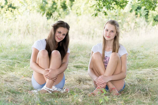 Twee meisjes van 14 jaar over de aard — Stockfoto