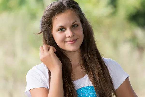 Retrato de uma menina 14 anos na natureza — Fotografia de Stock