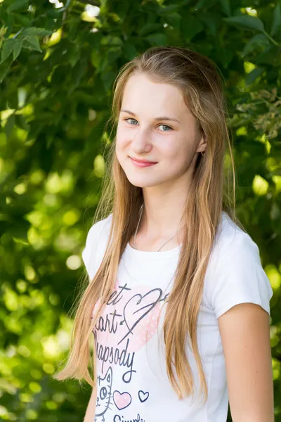 Retrato de una niña 14 años en la naturaleza — Foto de Stock