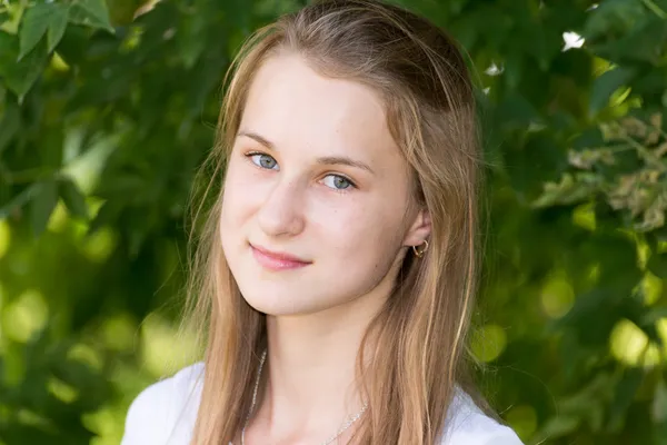 Portrait of a girl 14 years in nature — Stock Photo, Image